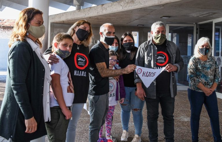 Por primera vez en el país, se proyectó el documental “Los versos salvados” en las afueras del Concejo Deliberante
