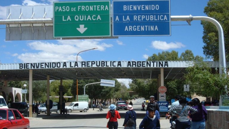 El Gobierno derogó el decreto de Macri que impedía el ingreso al país de extranjeros con antecedentes