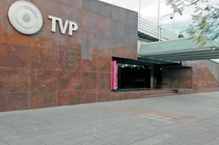 Escándalo: un hombre se llevó un bolso con 4 millones de pesos de la TV Pública