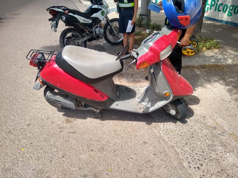 Una mujer cayó de su moto y fue trasladada al Hospital