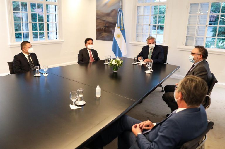 El Presidente recibió a empresarios chinos que invertirán en la producción de autos eléctricos y explotación de litio en el país