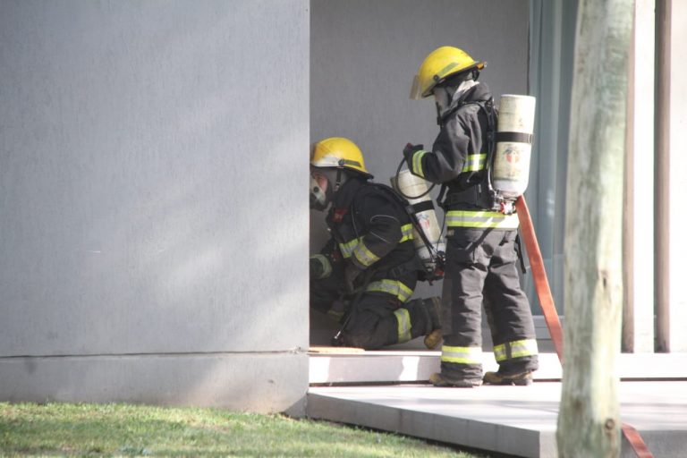 Una dotación de bomberos trabajó en un incendio de vivienda en calle 125 entre 18 y 20