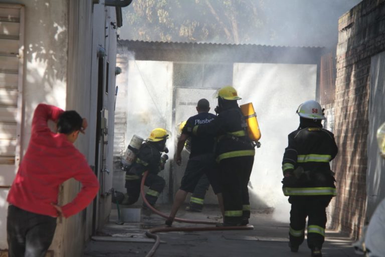 Tres dotaciones de Bomberos trabajaron en un incendio de un galpón