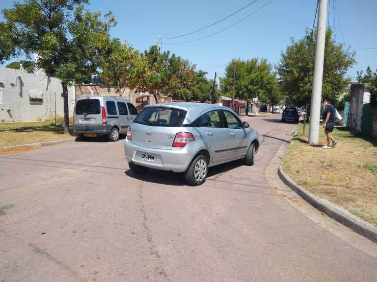 Choque entre auto y moto en calle 17 bis y 108: Un joven fue hospitalizado