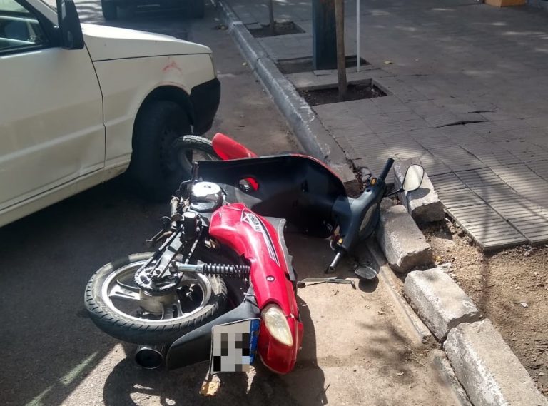 Iba a estacionar en el centro y lo chocaron: Un motociclista fue trasladado al Hospital