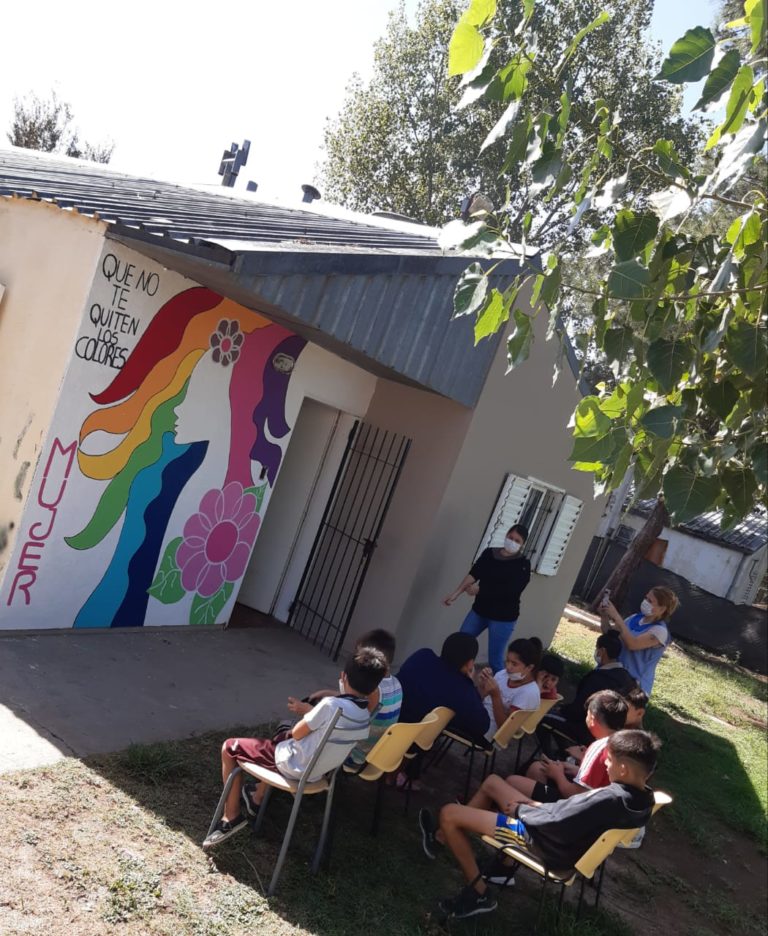 «Que no te quiten los colores», el mural que pintaron los jovenes de INAUN por el día de la Mujer