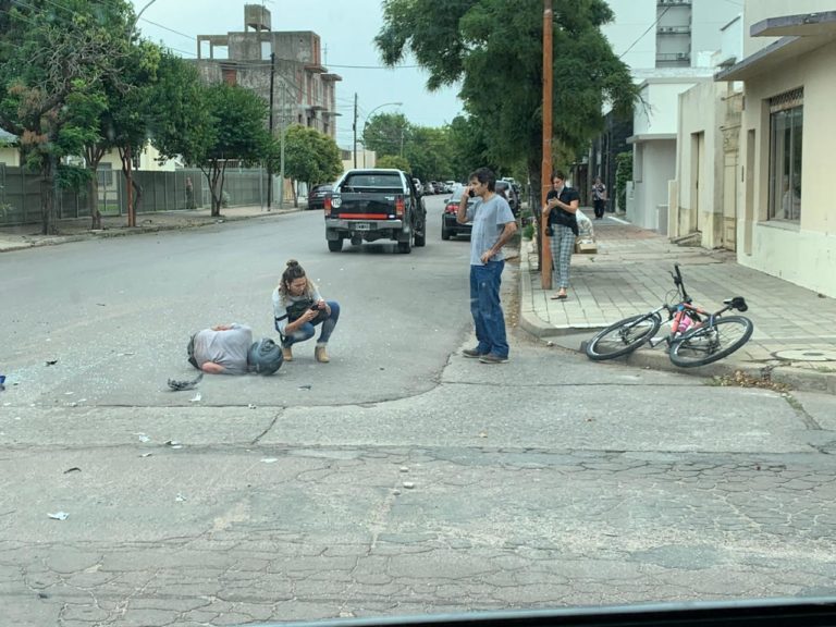 Grave accidente en 14 y 17 dejó un motociclista lesionado