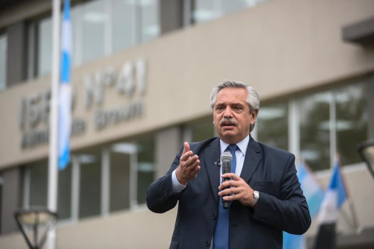 “Los violentos tiran piedras, nosotros tiramos obras y llevamos vacunas”, dijo el Presidente