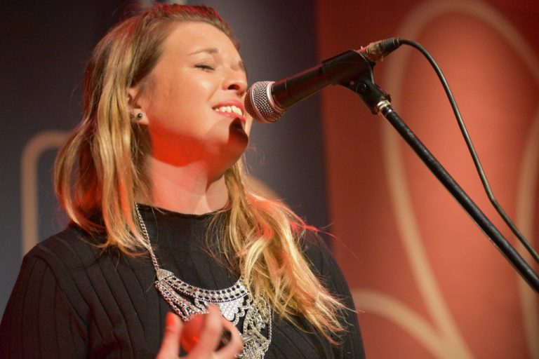 “Las mujeres han avanzado muchísimo en lo que es la música, aunque todavía falta”, señaló la cantautora Paola Schwindt