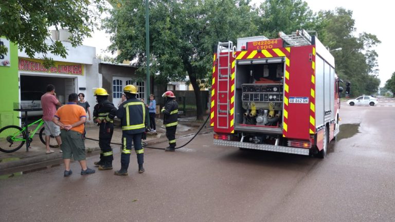 Bomberos trabajaron sobre un principio de incendio de una vivienda ubicada en barrio Rucci