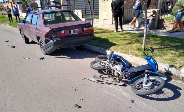 Fuerte choque entre un auto y una moto en barrio Federal