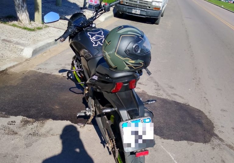 Otro accidente en General Pico: Moto colisionó con un auto en barrio Carlos Berg
