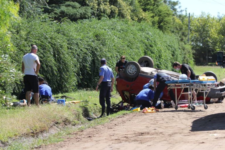 GRAVE ACCIDENTE: Varios jóvenes lesionados en un vuelco sobre calle 500, camino a la Laguna