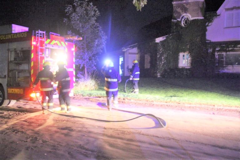 Bomberos trabajaron sobre principio de incendio ocurrido en el garage de una vivienda