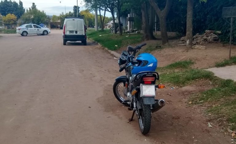 Se le cruzaron dos perros, cayó de su moto y terminó hospitalizada