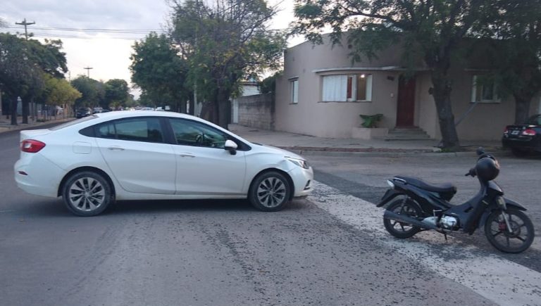 Tarde de accidentes: Otro choque entre auto y moto en barrio Este
