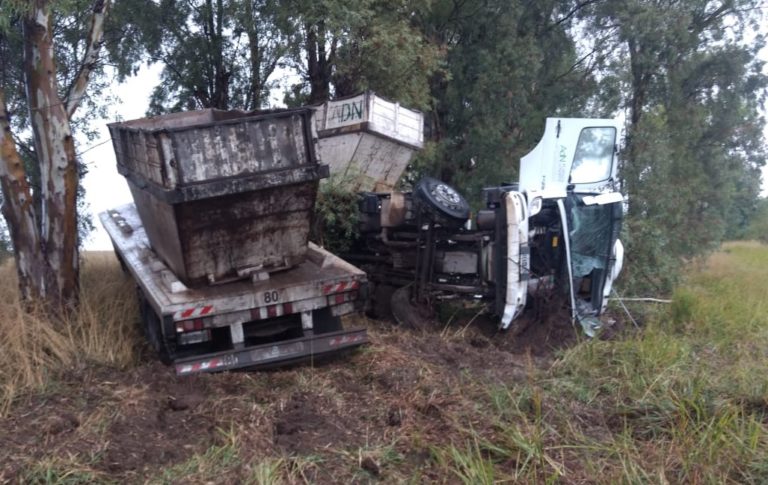 Camionero piquense se despistó y chocó contra unos árboles en Ruta 1 cerca de General Campos