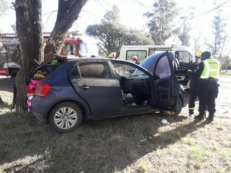Perdió el control, se despistó y terminó chocando contra un árbol a metros del acceso a Winifreda: Un hombre y una mujer fueron trasladados a Santa Rosa