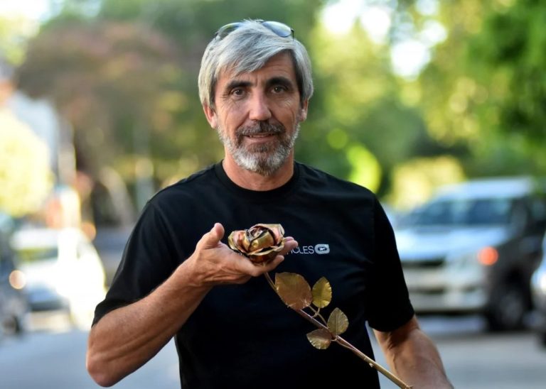 La emotiva historia de Julio Aro, el veterano de Malvinas postulado al Nobel de la Paz: “Si llega a haber un ganador, van a ser mis compañeros que no volvieron y las madres que los parieron”