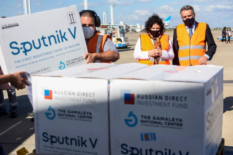 Coronavirus: llegó un nuevo vuelo de Aerolíneas Argentinas con 300.000 dosis de la vacuna Sputnik V