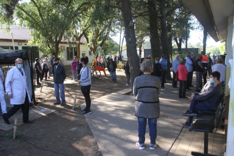 Vacunación en el Hospital Gobernador Centeno: largas colas para aplicarse dosis de las vacunas Sputnik V y AstraZeneca
