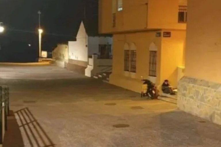 Viral: el repartidor que estudiaba en la calle entre pedidos recibirá una beca
