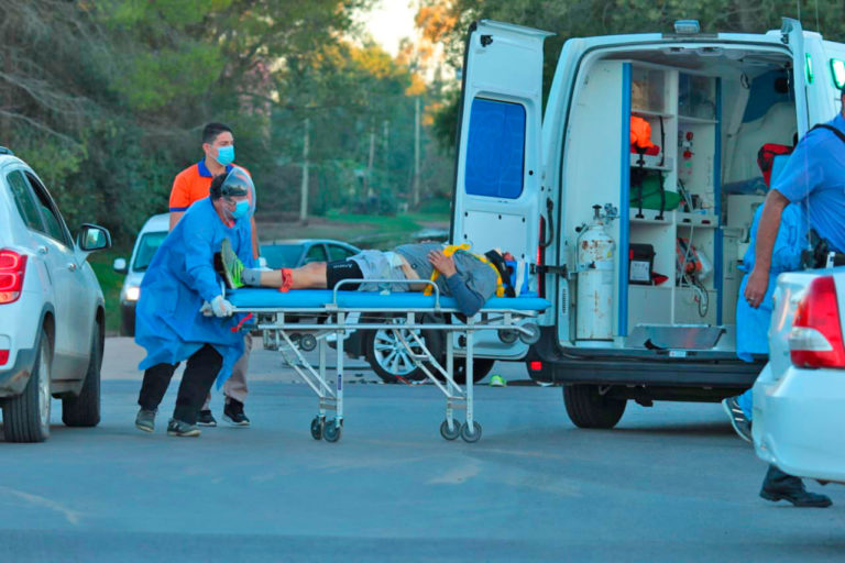 Grave accidente en calle 10 y Ruta 1: Ciclista fue atropellado por una camioneta y hospitalizado con una posible fractura en su pierna derecha