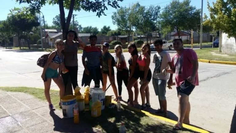 Alumnos de un colegio de Melincué pintaron los cordones de una calle para costearse la graduación