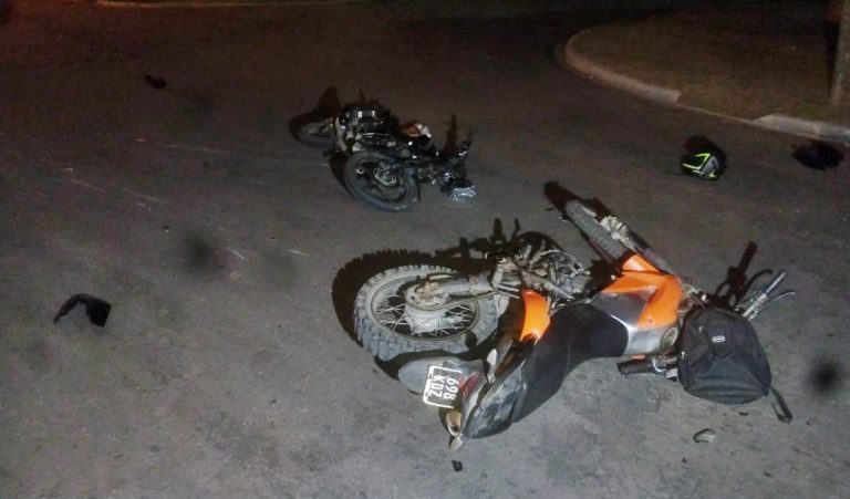 Fuerte choque entre motos dejó a un conductor con fracturas en el rostro