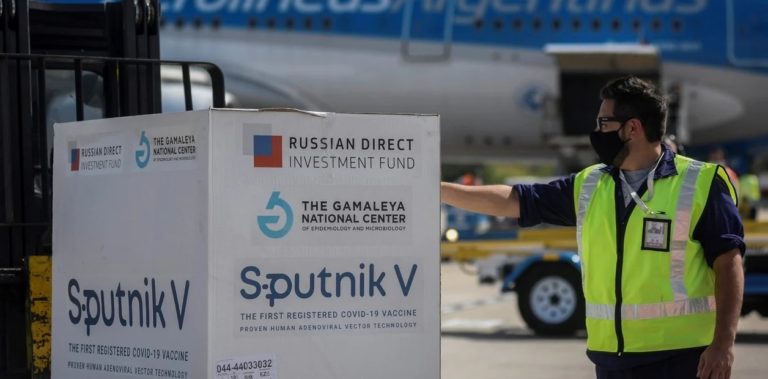 Coronavirus: partió el noveno vuelo de Aerolíneas Argentinas para traer más vacunas desde Moscú