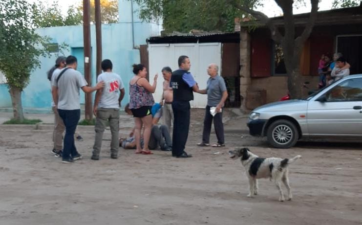 URGENTE: Trasladan un herido de arma blanca y demoran a una persona
