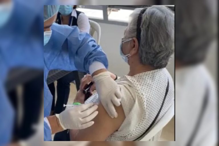 El video del engaño: enfermera vacuna contra el Covid-19 con una jeringa vacía en Colombia