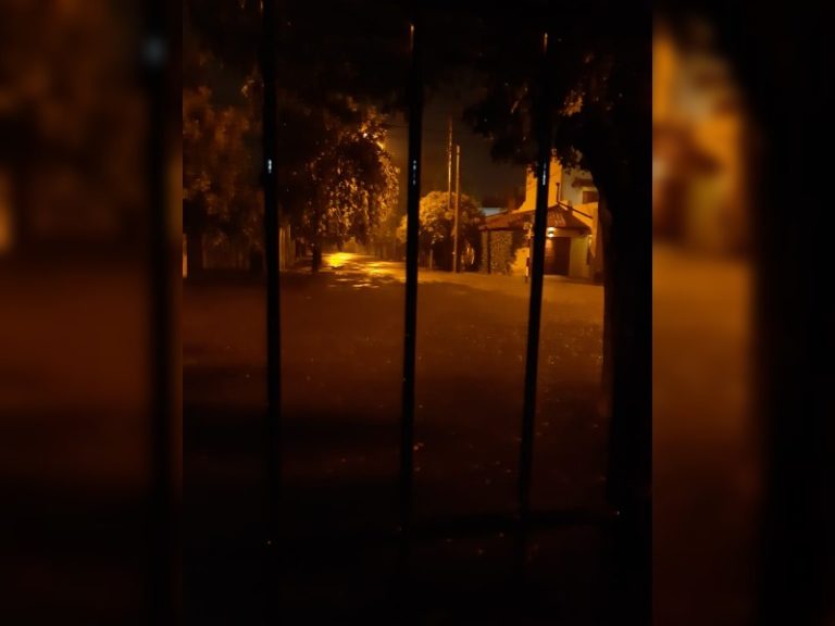 Vecinos de calle 107 entre 110 y 300 reclaman por anegamientos en el sector y señalan falla en la bomba instalada en el sector