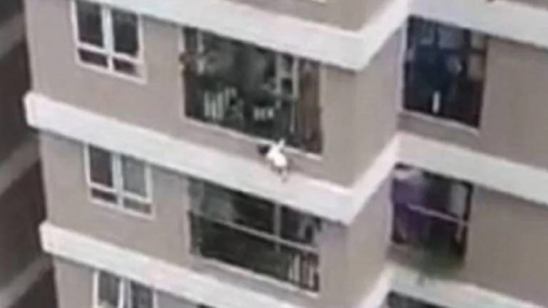 Video: repartidor en Vietnam salvó a una niña de tres años que cayó de un piso 12