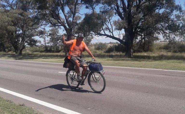 ¡La increíble travesía del abuelo!: Recorrió 450 km en bicicleta para sorprender a su familia en Villa Huidobro