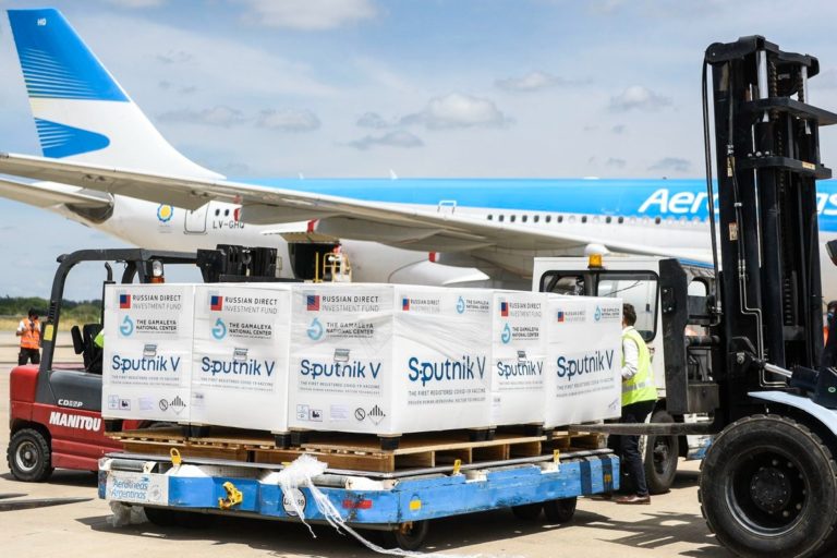 Coronavirus: llegan al país 330 mil vacunas y el Gobierno prepara otro vuelo a Rusia para el fin de semana