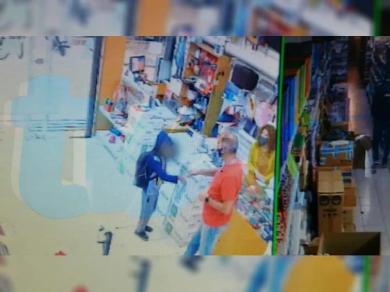 Un nene entró a una librería a pedir lápices y le regalaron una bolsa llena de útiles