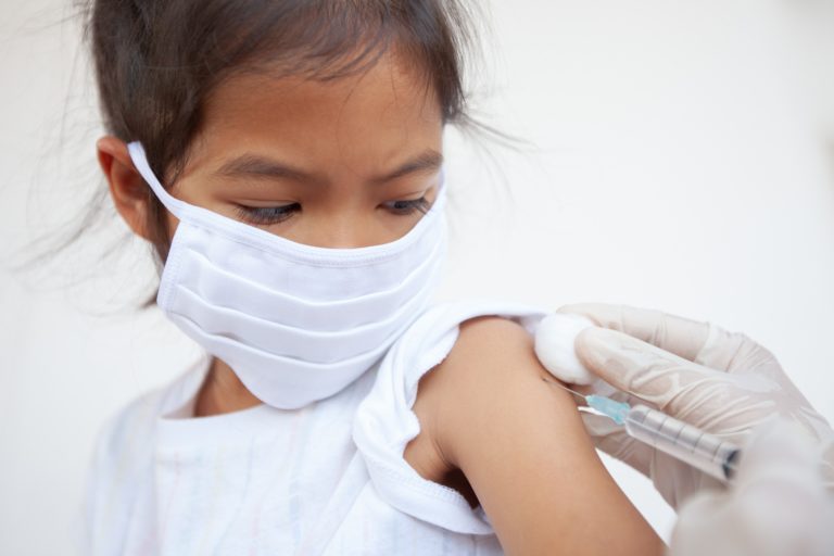 Moderna anunció que comenzó a probar su vacuna contra el coronavirus en población pediátrica