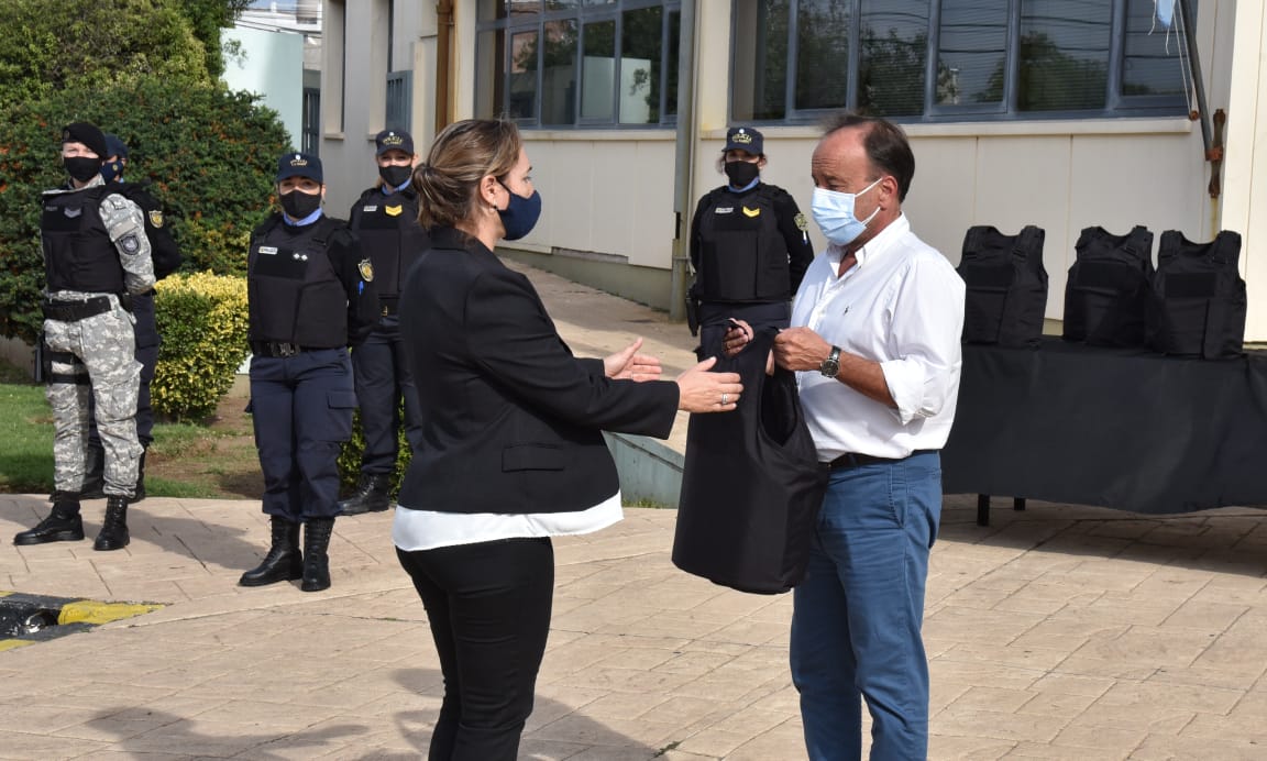 Se llevó a cabo un acto de entrega de chalecos de seguridad a mujeres policías