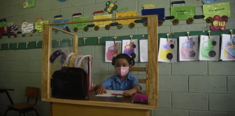 San Salvador: un carpintero creó un pupitre especial para proteger a su hija del Covid-19
