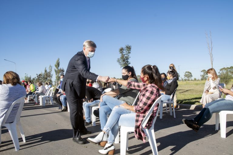 “El acto que más llena el alma a cualquier gobernante es entregar viviendas”, afirmó el gobernador de La Pampa al entregar 25 en General Campos