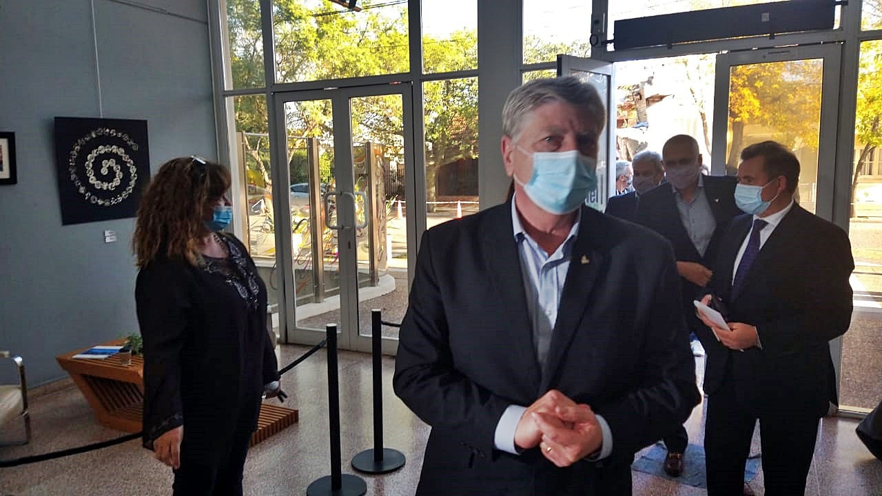 El gobernador Sergio Ziliotto llegó a General Pico donde se llevará a cabo el proceso de licitación de 120 viviendas El gobernador Sergio Ziliotto llegó a General Pico donde se llevará a cabo el proceso de licitación de 120 viviendas