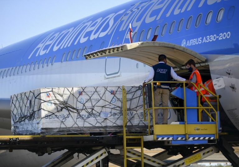 Esta noche arriba un avión de Aerolíneas Argentinas con 800.000 dosis 1 de Sputnik V