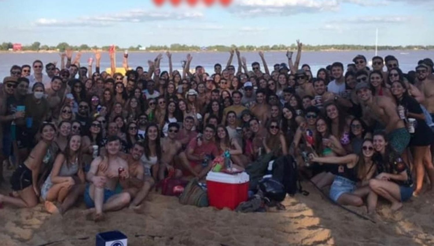 Escándalo en Rosario: 200 futuros médicos hicieron una fiesta clandestina en la playa