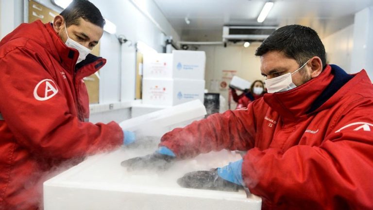 Coronavirus: Llega otro avión de Aerolíneas Argentinas con un millón de dosis de la vacuna SINOPHARM