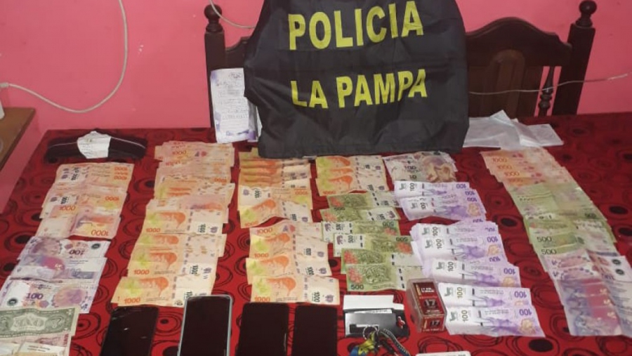 Ingresó a La Pampa con $ 3,5 millones en droga fue atrapado y días después la policía desarticuló la banda que traficaba desde Buenos Aires a esta provincia Ingresó a La Pampa con $ 3,5 millones en droga fue atrapado y días después la policía desarticuló la banda que traficaba desde Buenos Aires a esta provincia