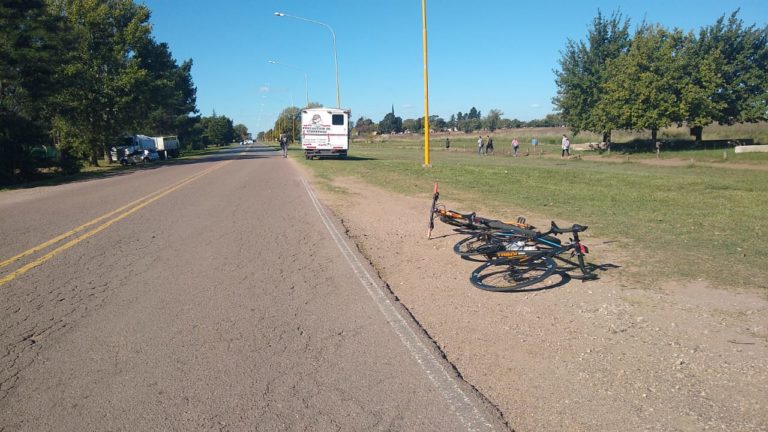 Una camioneta que llevaba de tiro un quirófano móvil chocó una ciclista en Avenida Circunvalación
