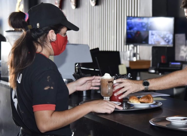 El municipio realiza una campaña de concientización y refuerzo del cumplimiento de los protocolos de Covid-19 en los locales gastronómicos de General Pico