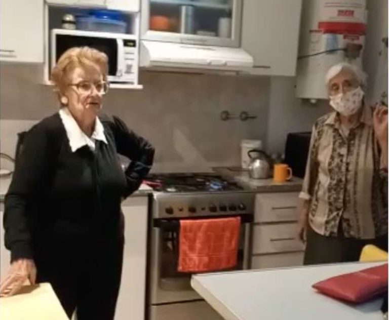Tandil: la emoción de dos abuelas cuando se enteran de que serán vacunadas