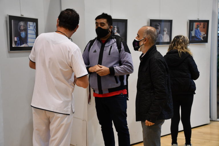 Personal de salud visitó la muestra fotográfica Esenciales